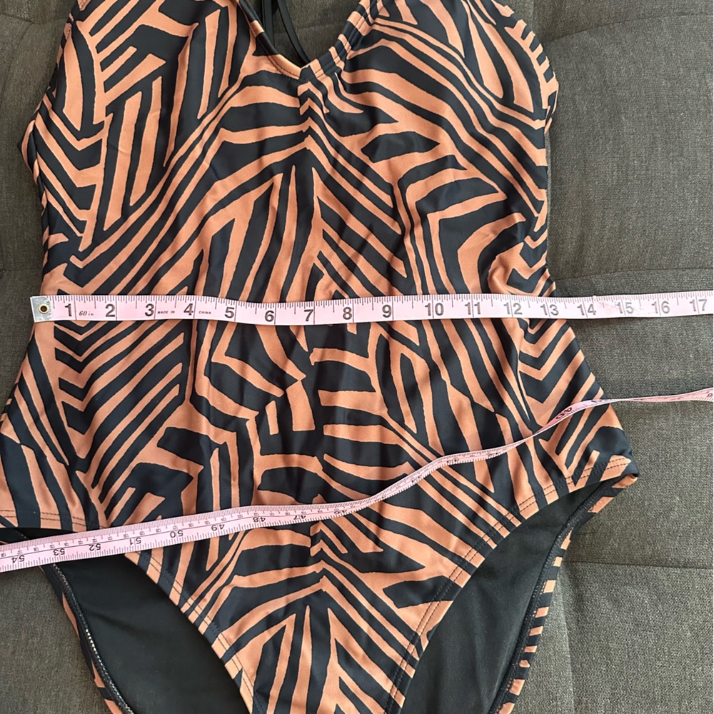 NWOT Hurley, one piece swimming suit - Picture 6 of 8